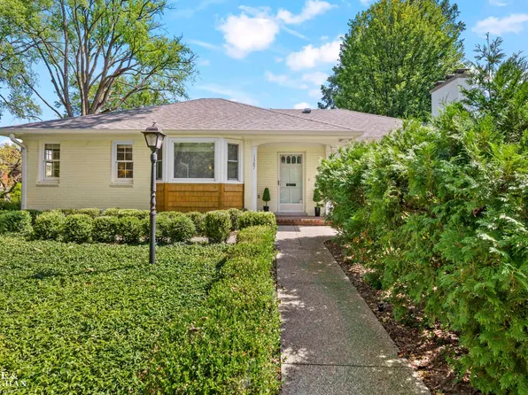 1387 Kensington Rd, Grosse Pointe, MI 48230