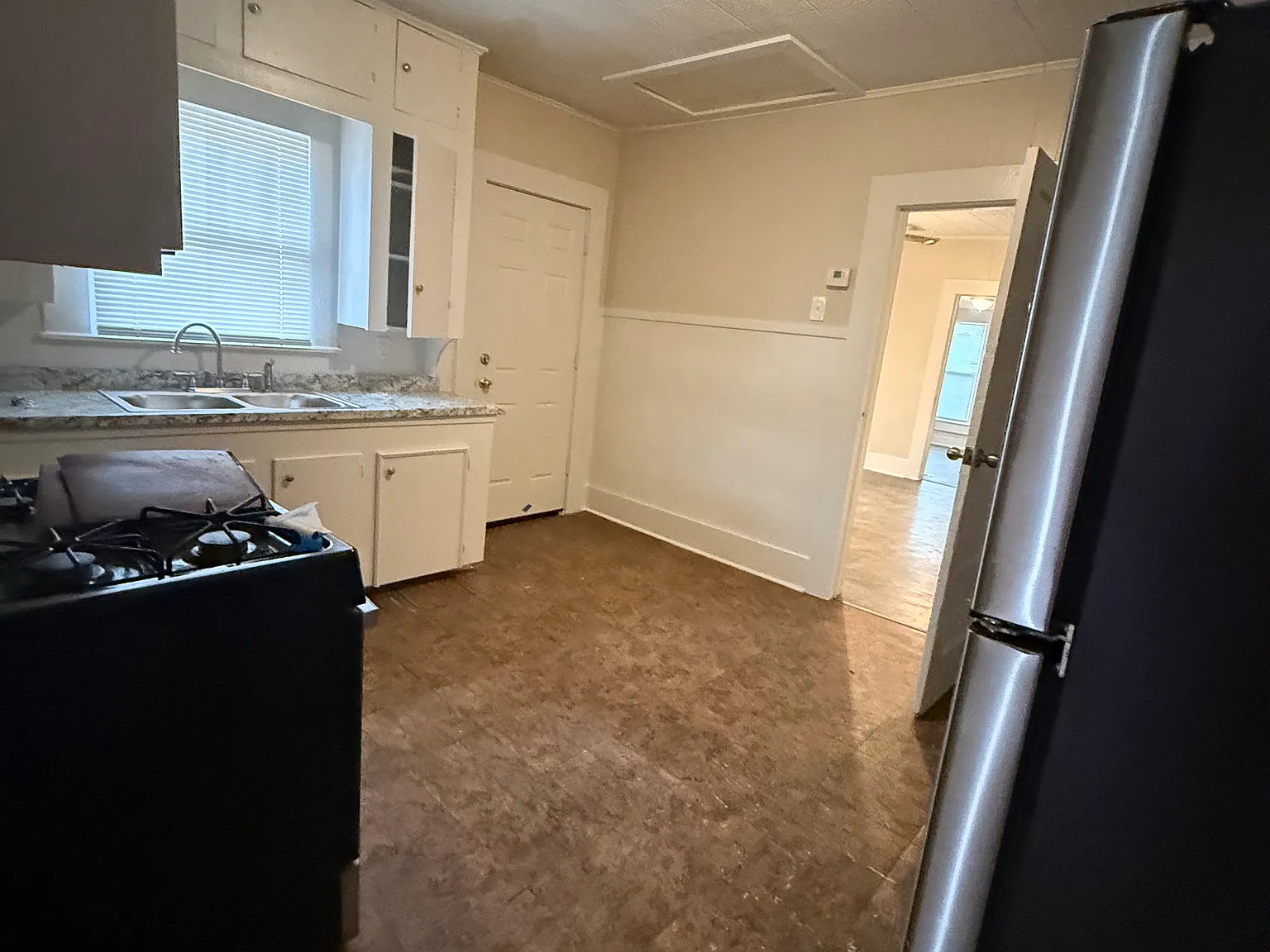 419 E Bow St — Photo 3