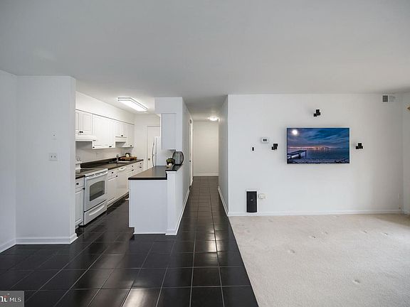5th image of 5902B Queenston St #505