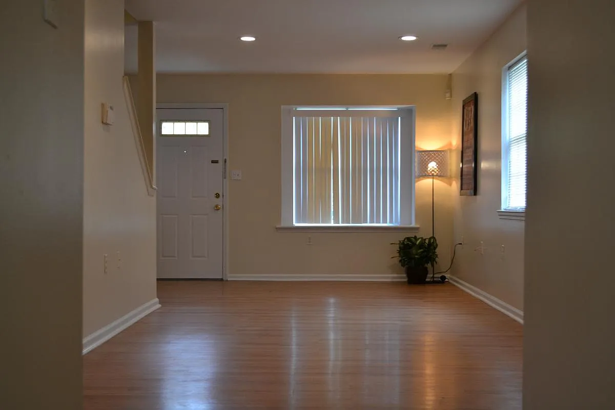 3 bed, 1.5 bath, 1125 sqft, $2,300 — Photo 4