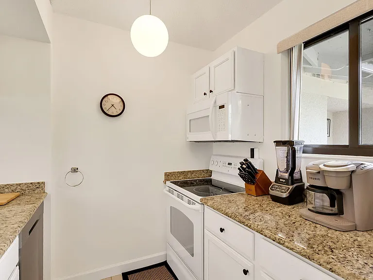 526 Club Dr — Photo 9