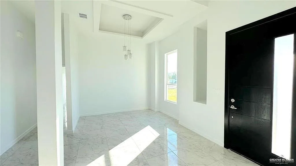 3 bed, 2.0 bath, 1634 sqft, $2,400 — Photo 4
