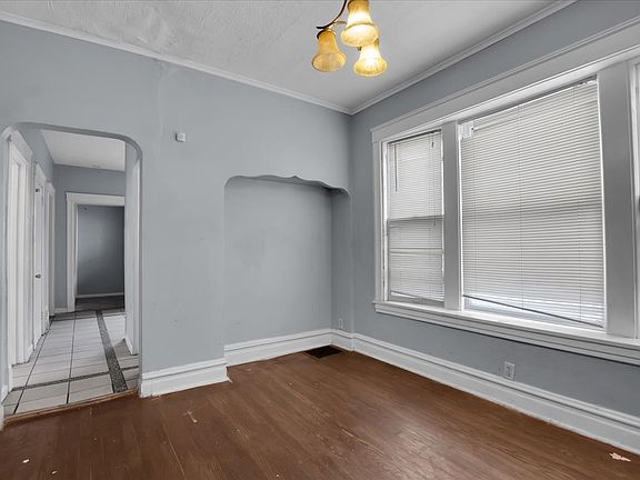 4th image of 710 E 92nd Pl