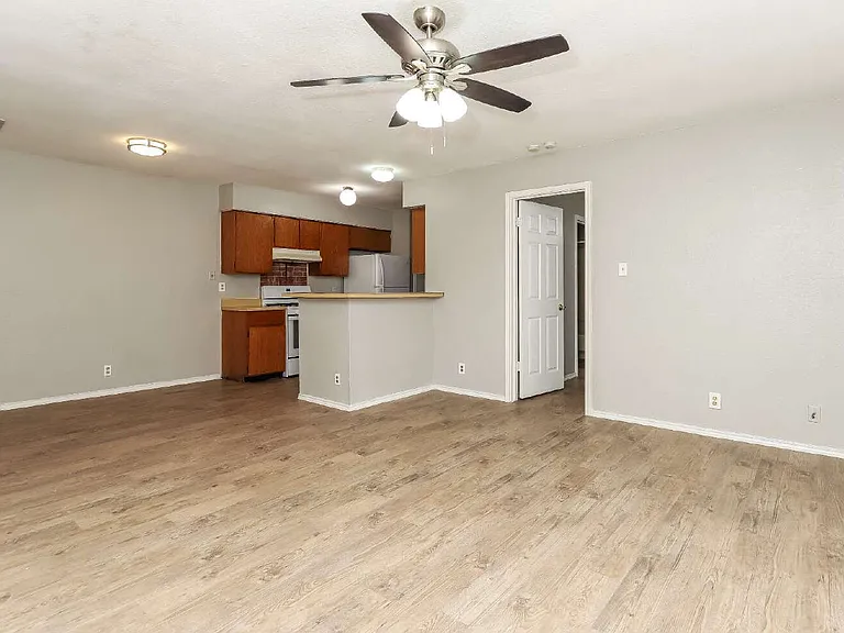 6801 Stonleigh Pl #B — Photo 3