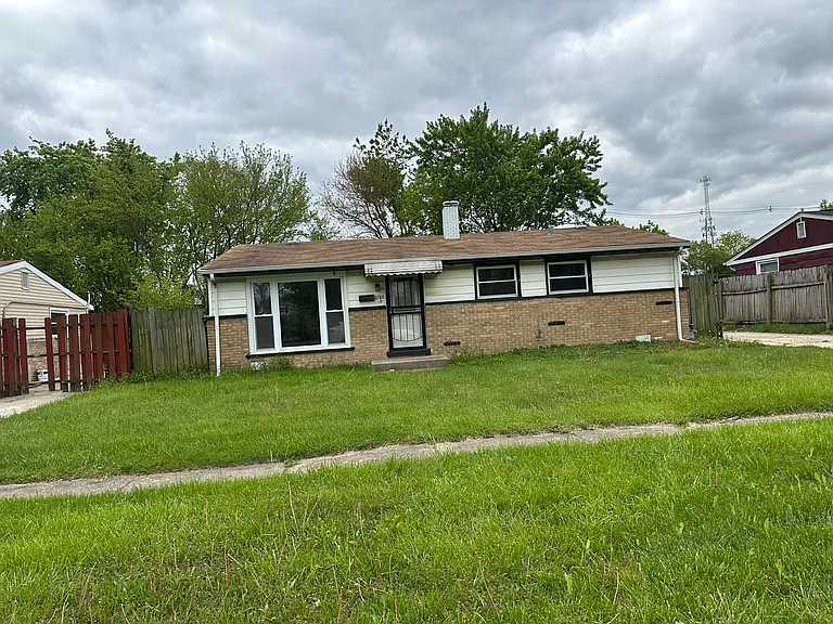 2707 Oxford Dr — Photo 1