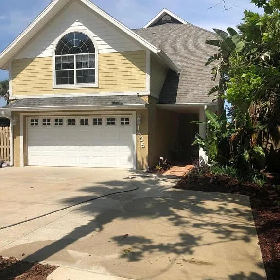 1405 S Riverside Dr — Photo 1