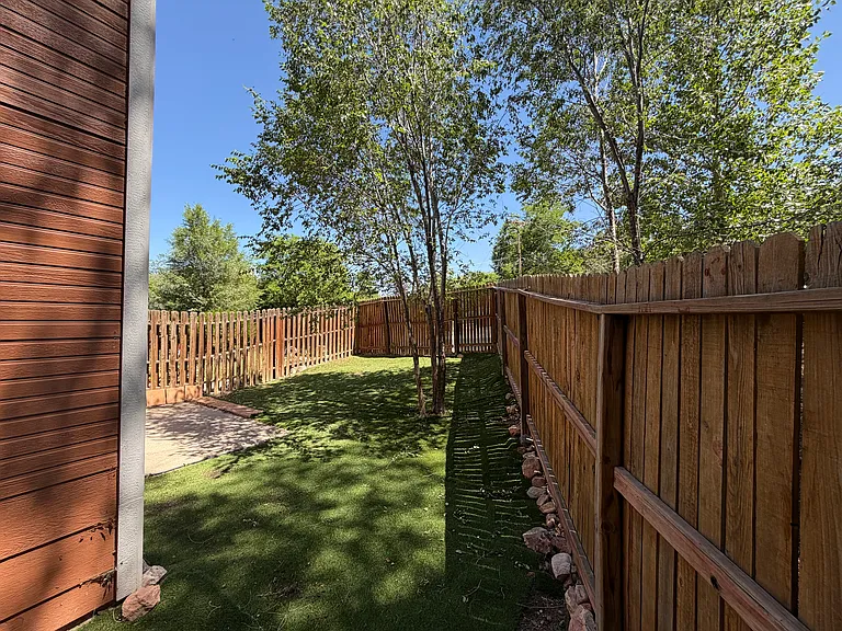 571 Winnie Way — Photo 3