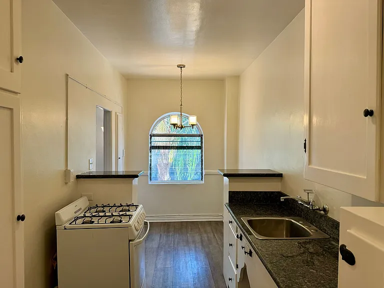 409 W 3rd St — Photo 11