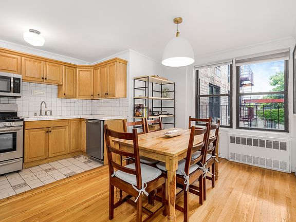 5th image of 165 Christopher St #3A