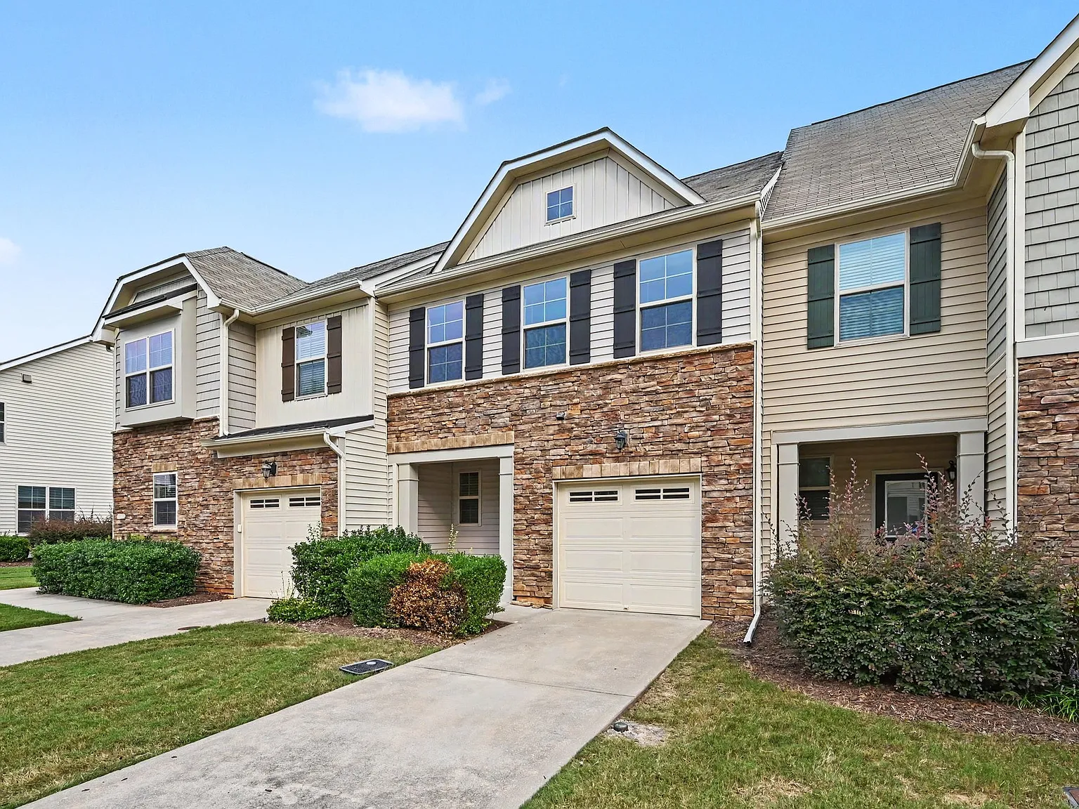 3 bed, 2.5 bath, 1795 sqft, $2,250 — Photo 2