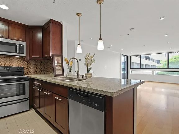 4th image of 121 S Hope St APT 318