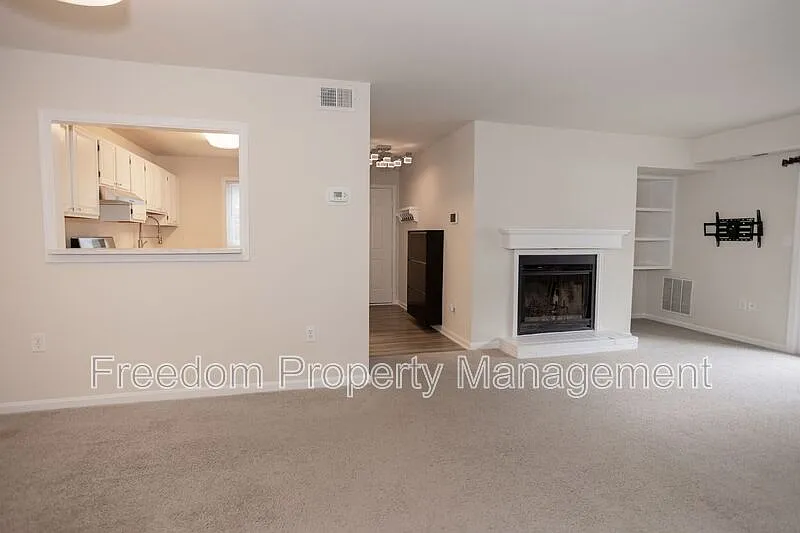 1 bed, 1.0 bath, 826 sqft, $1,742 — Photo 2