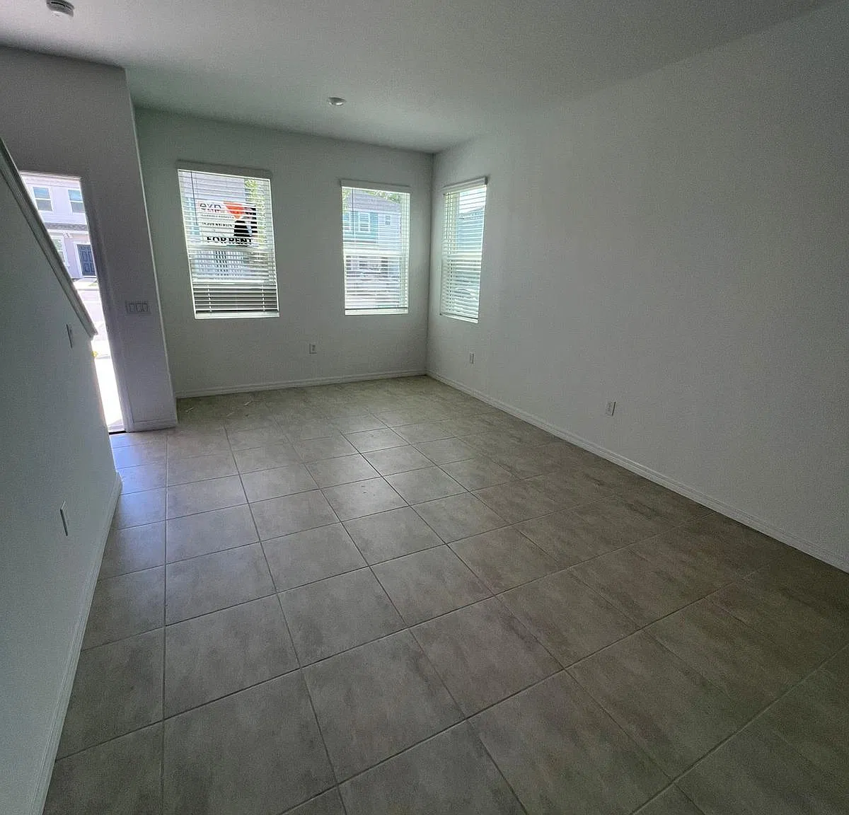 2 bed, 2.5 bath, 1255 sqft, $1,749 — Photo 2