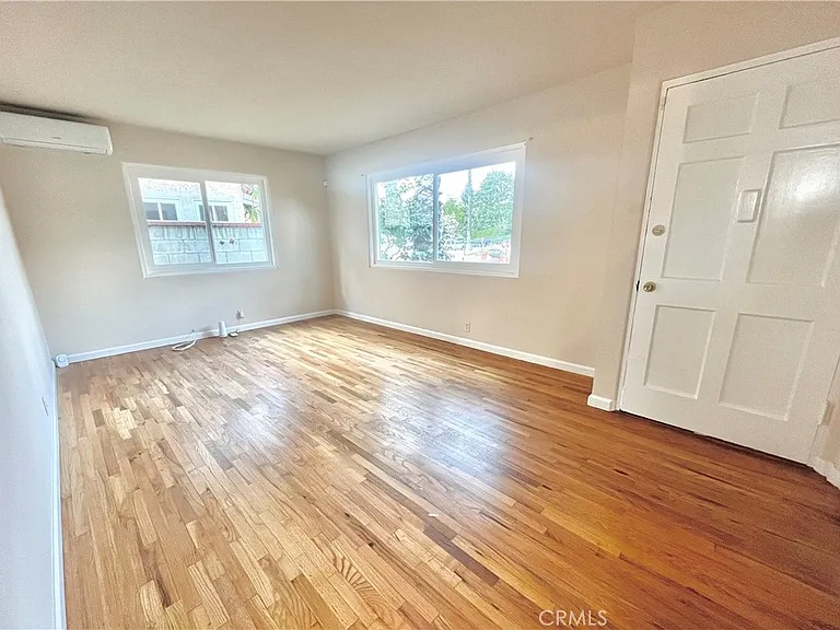 936 E Sandra — Photo 2