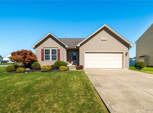 2431 King Fisher Ln, Niagara Falls, NY 14304