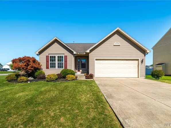 2431 King Fisher Ln, Niagara Falls, NY 14304