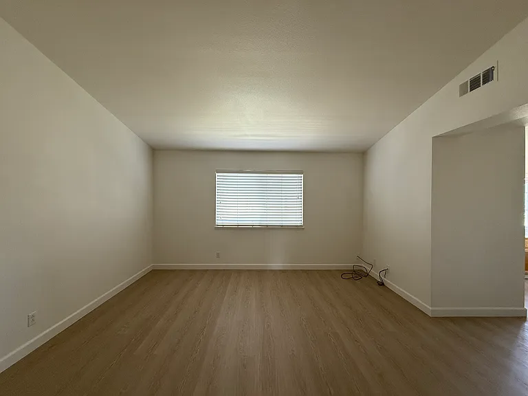 Huge Master Bedroom with en-suite and walk in closet.
