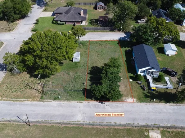 1505 School St, Gonzales, TX 78629