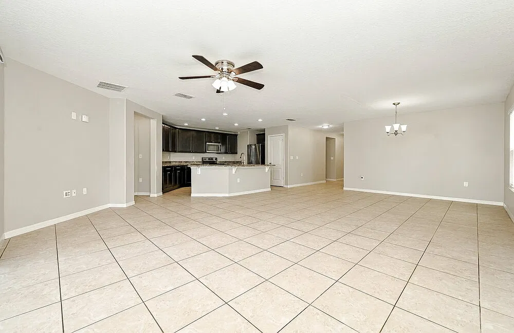 4 bed, 2.0 bath, 1976 sqft, $2,260 — Photo 3