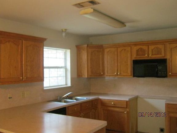 3rd image of 46404 Drake Rd