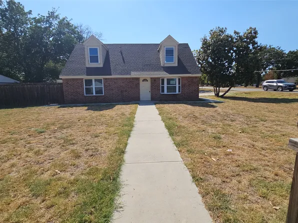 833 James St, Azle, TX 76020