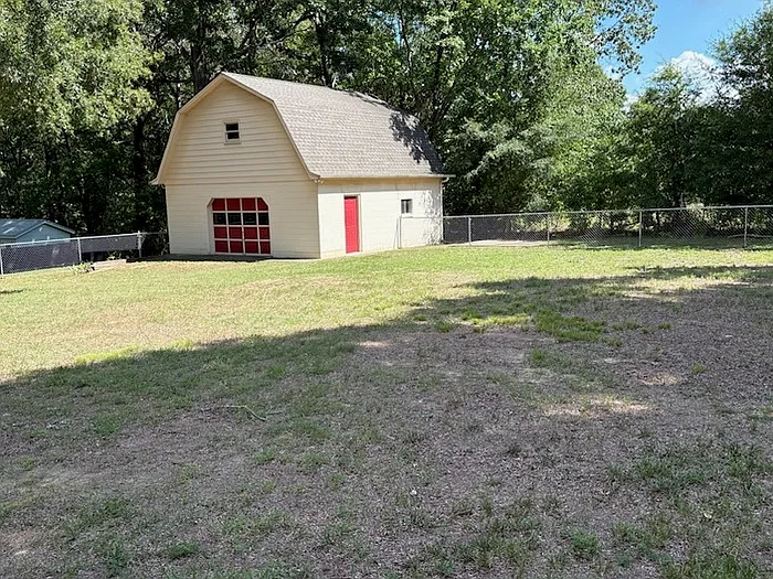 210 Sheraton Rd — Photo 4