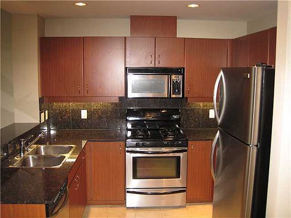 4th image of 300 W Beech St Unit 1805