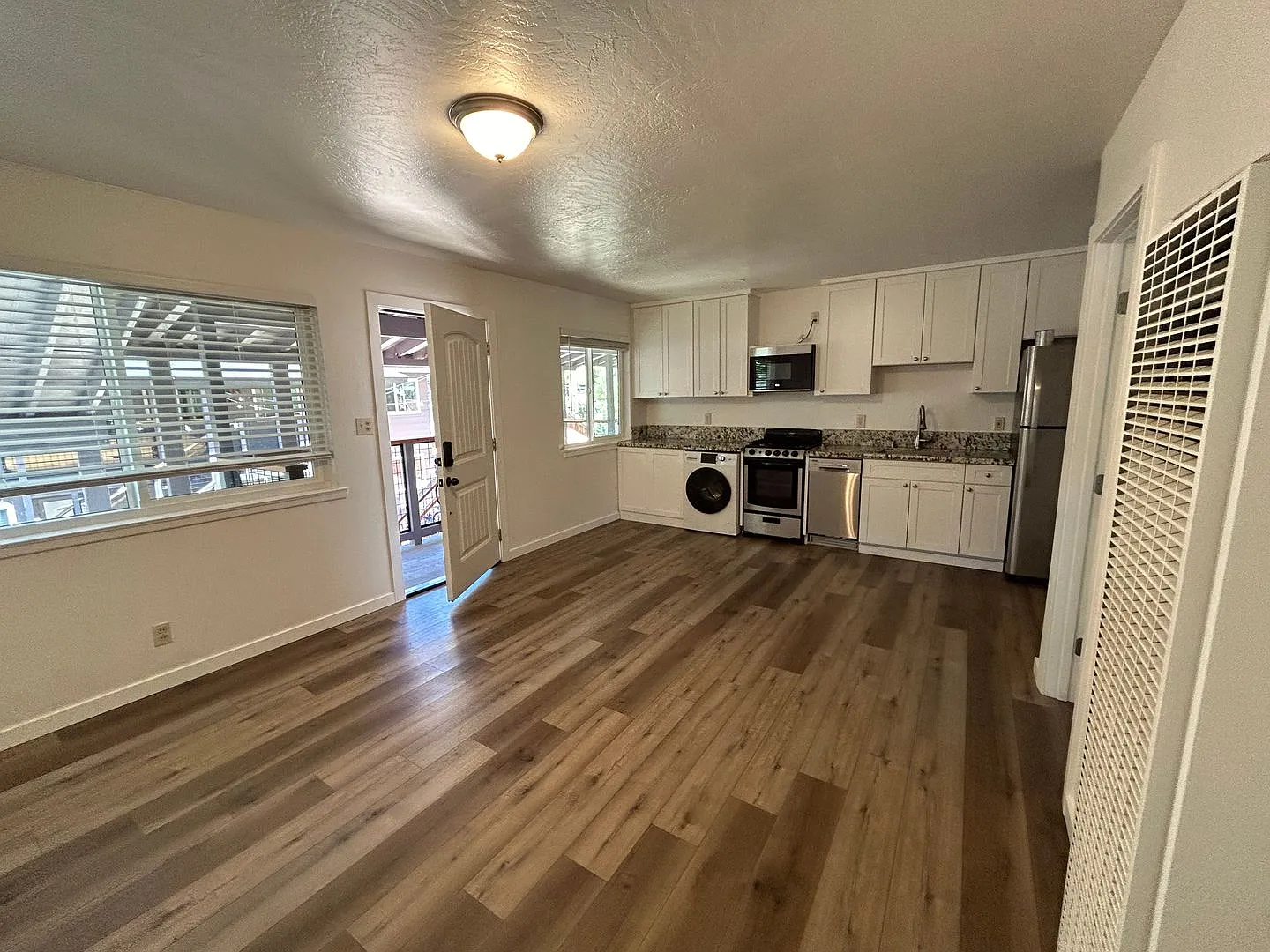 2535 Elwood Ave. — Photo 4