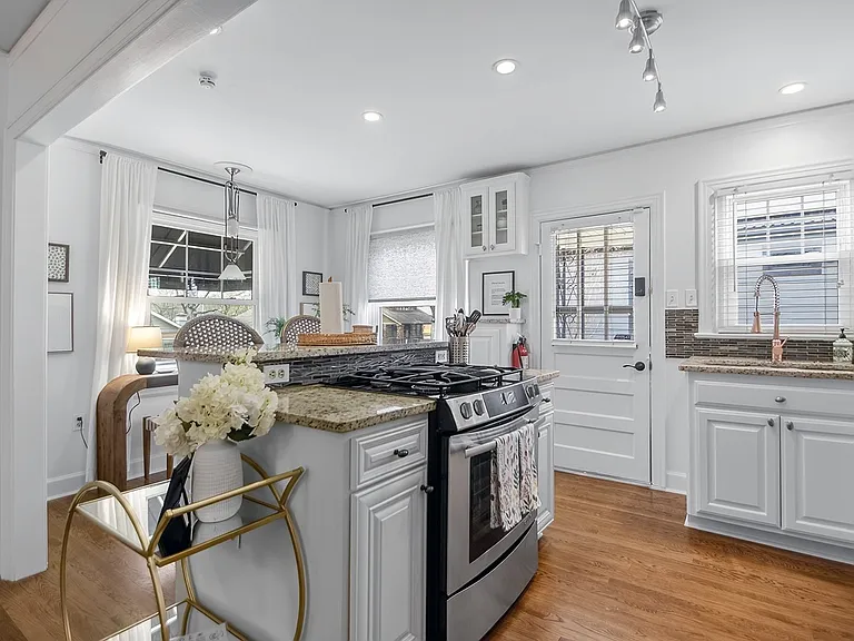 1711 N Grant St — Photo 11