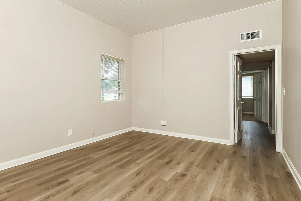 3 bed, 1.0 bath, 1125 sqft, $1,355 — Photo 3