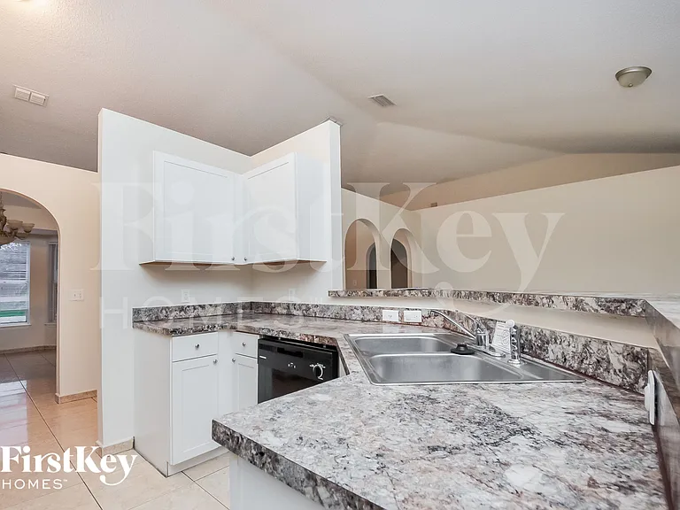 1307 Dover Dr — Photo 6