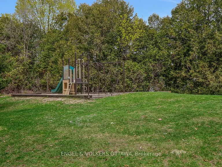 76 McDermot Ct #22 — Photo 31