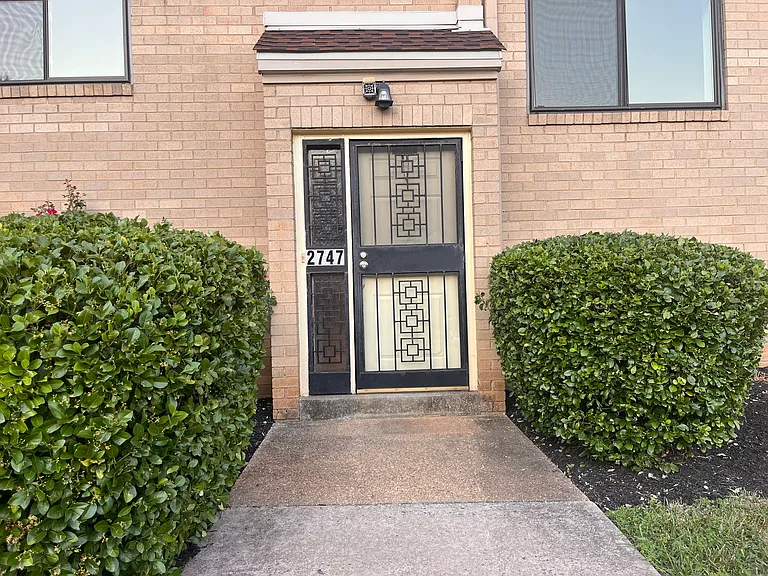 2747 31st Pl NE — Photo 1