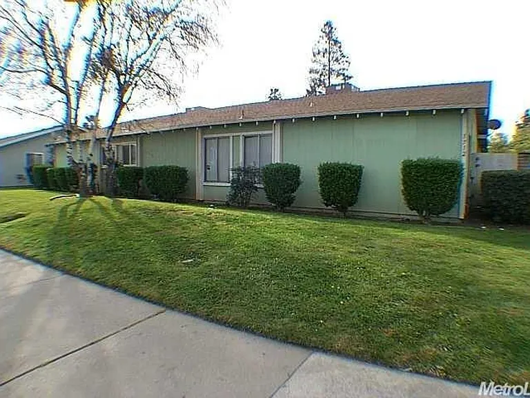 1712 Sylvan Ave — Photo 1