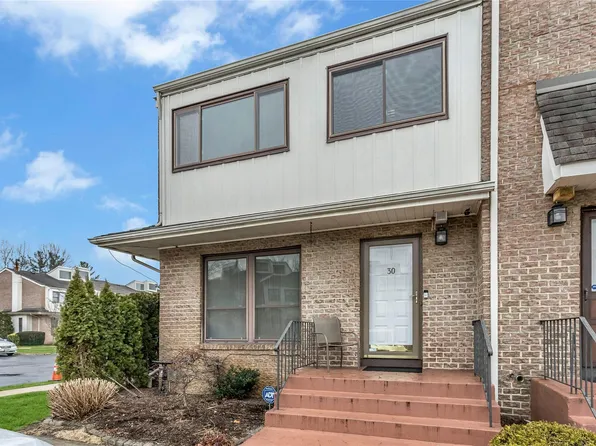 30 Vanderbilt Way, Valley Stream, NY 11581