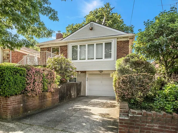 208-11 53rd Ave, Oakland Gardens, NY 11364