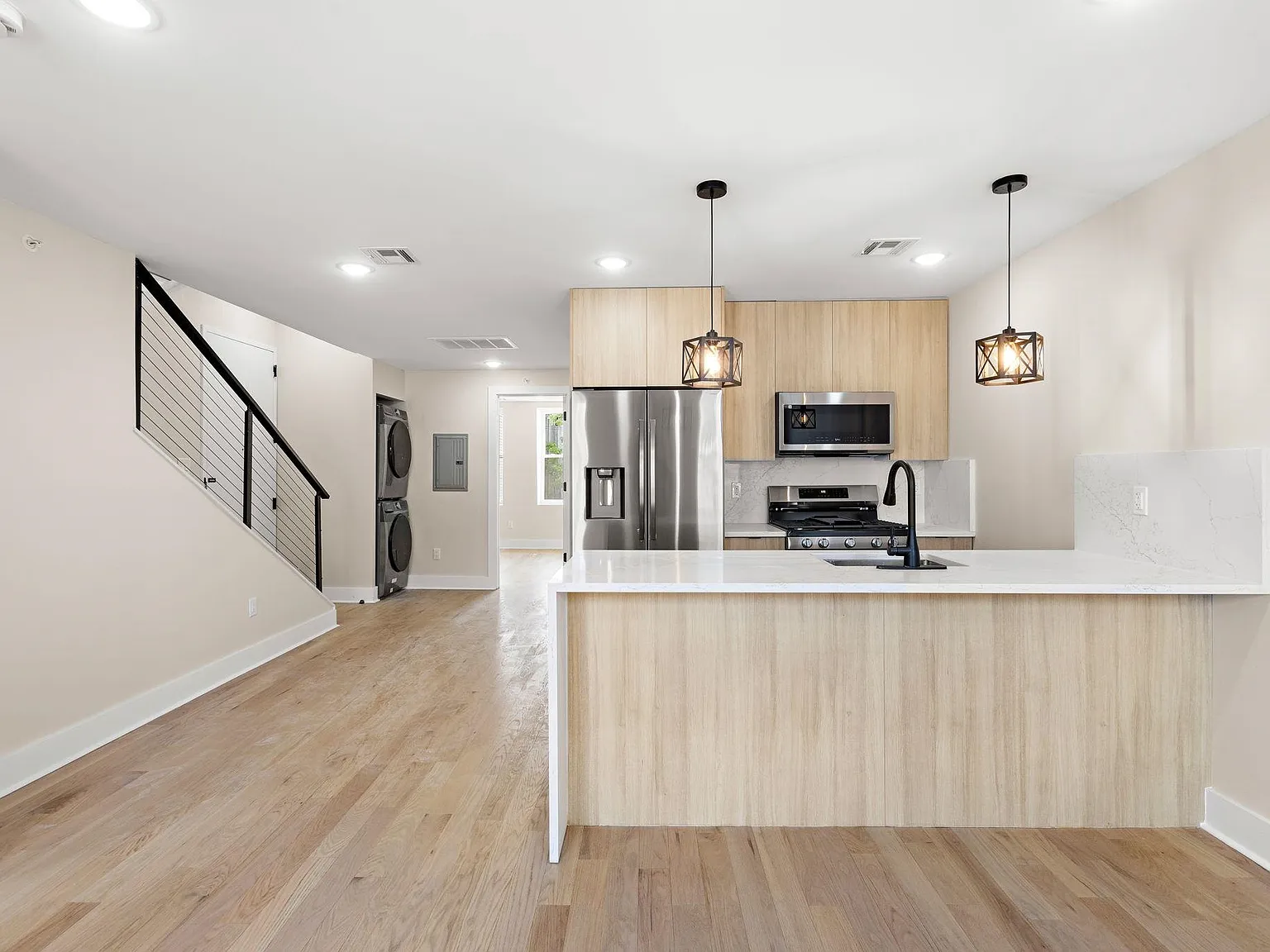 3 bed, 2.0 bath, 900 sqft, $4,000 — Photo 3