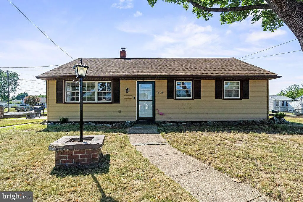 435 Flanders Rd photo 1