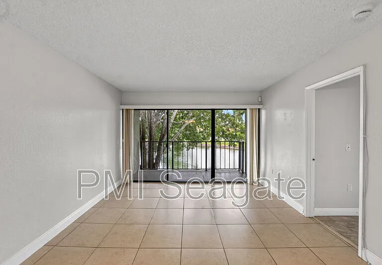 1543 Lake Crystal Dr #G — Photo 2
