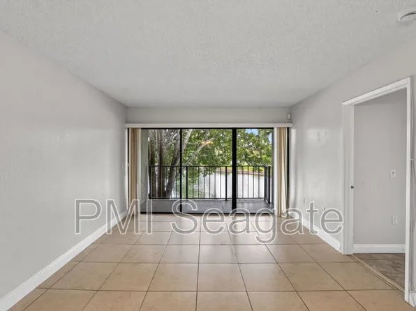 1543 Lake Crystal Dr, West Palm Beach, FL