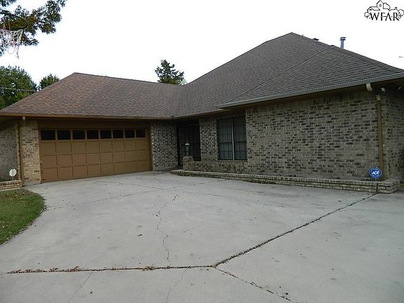 2nd image of 1700 Tanglewood Dr