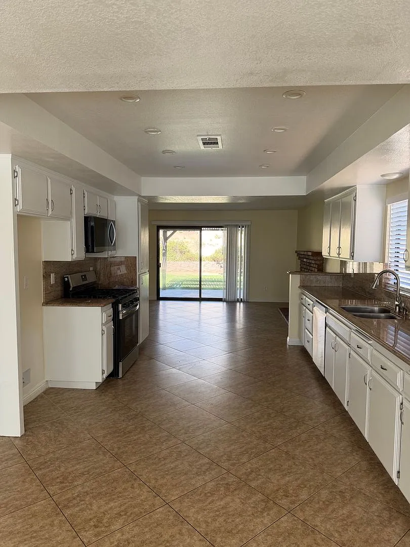 3 Bedroom in the community of Silver Lakes — Photo 4