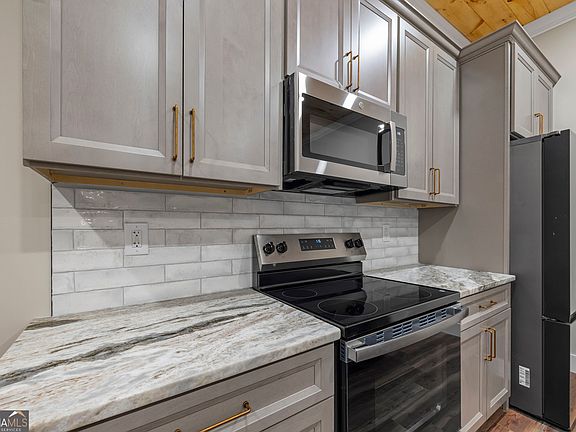3rd image of 958A Church St
