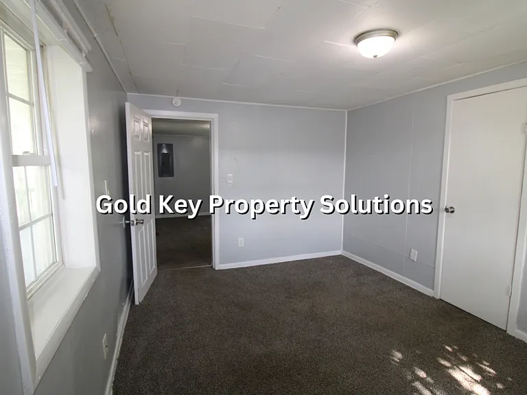 618 W 13th St — Photo 10