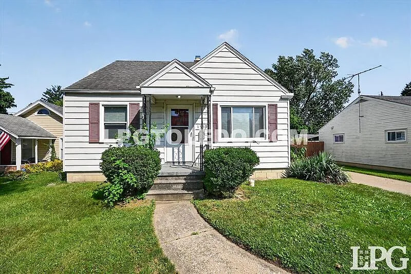 3 bed, 1.0 bath, 1034 sqft, $1,400 — Photo 1