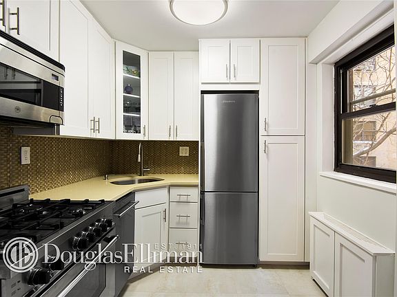 4th image of 1036 Park Ave #4A