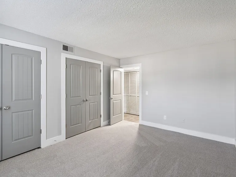 Piccadilly Apartments — Photo 40
