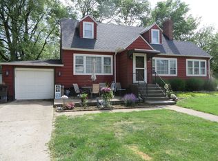 12 N Market St, Momence, IL 60954
