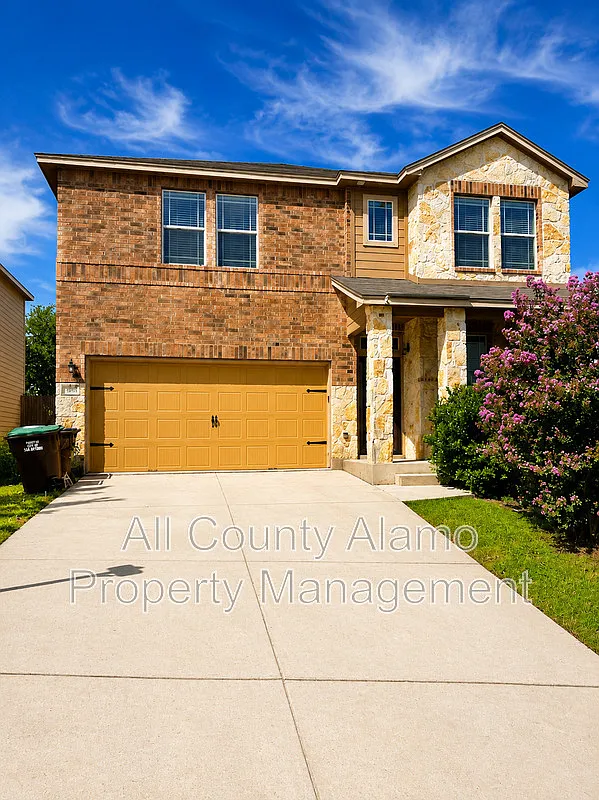 4 bed, 2.5 bath, 2965 sqft, $2,250 — Photo 2