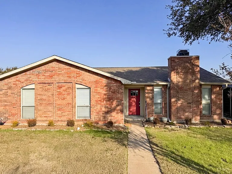 2733 E Wentwood Dr — Photo 1